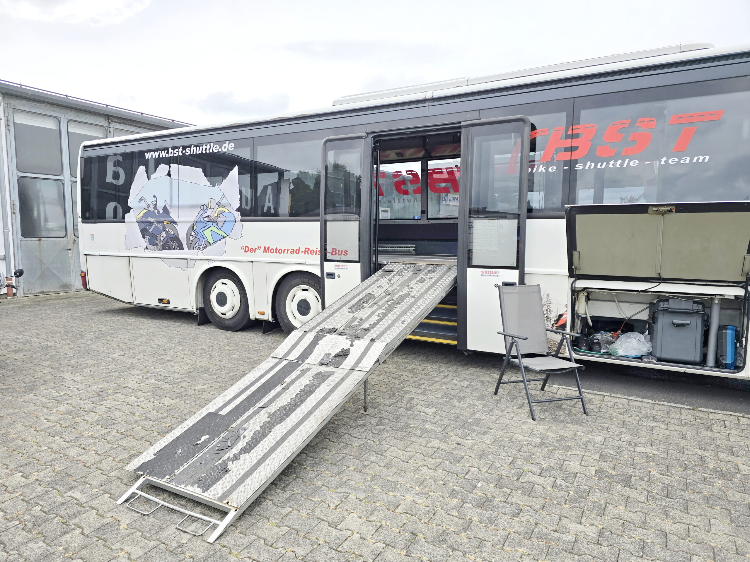 An- Abreise mit dem Motorrad Bus Fahrer und Bikes sicher im Tourbus ©HorstReitz