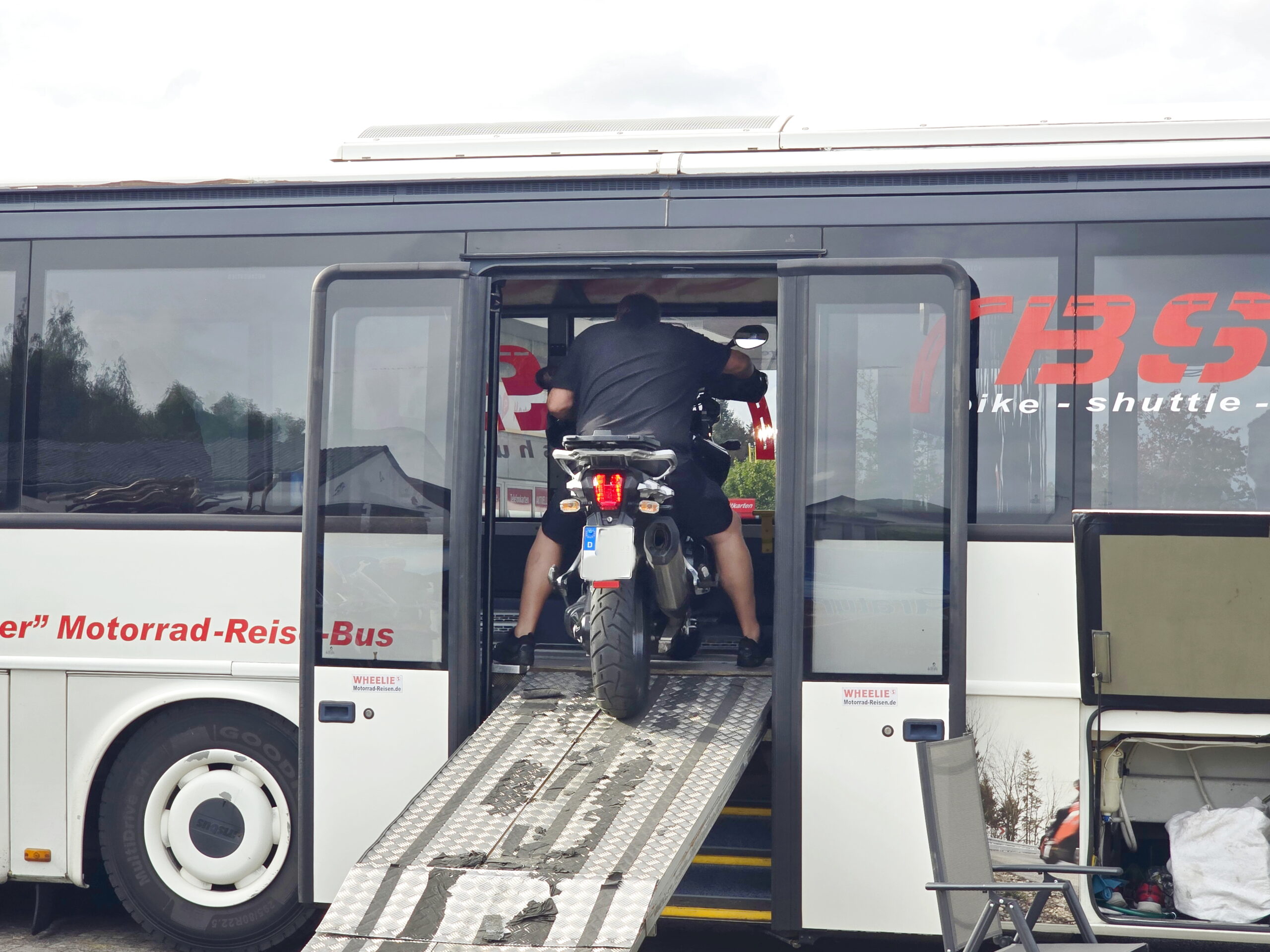 An- Abreise mit dem Motorrad Bus Fahrer und Bikes sicher im Tourbus ©HorstReitz