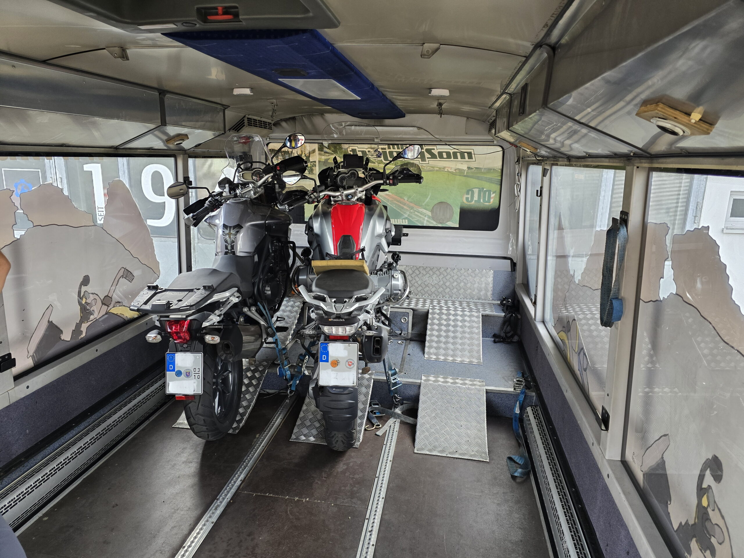 An- Abreise mit dem Motorrad Bus Fahrer und Bikes sicher im Tourbus ©HorstReitz