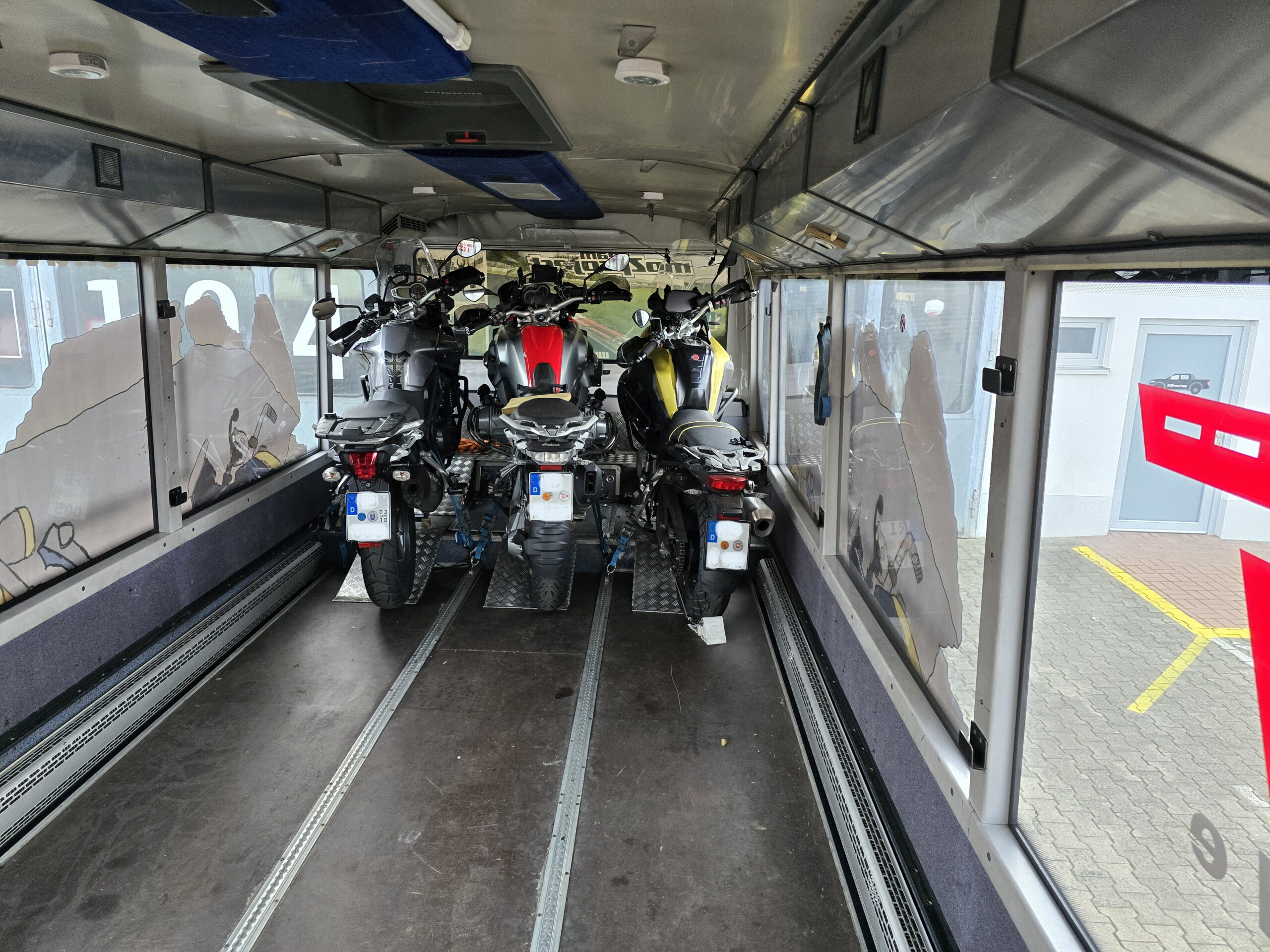 An- Abreise mit dem Motorrad Bus Fahrer und Bikes sicher im Tourbus ©HorstReitz