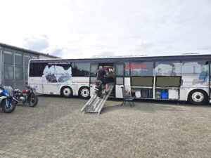 An- Abreise mit dem Motorrad Bus Fahrer und Bikes sicher im Tourbus ©HorstReitz