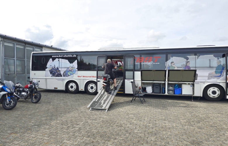 An- Abreise mit dem Motorrad Bus Fahrer und Bikes sicher im Tourbus ©HorstReitz